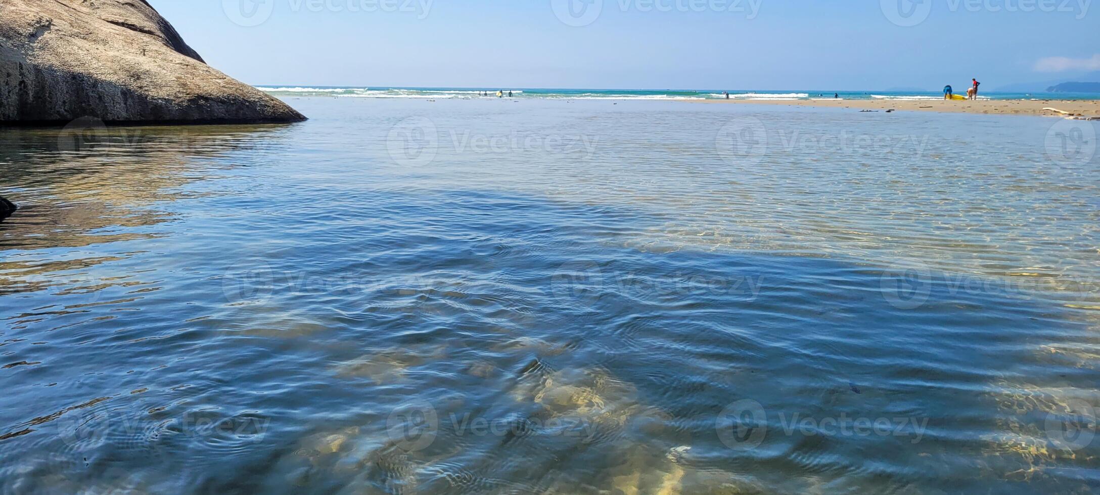 Bild von Meer Wellen auf das Norden Küste von Brasilien im ubatuba itamambuca Strand foto