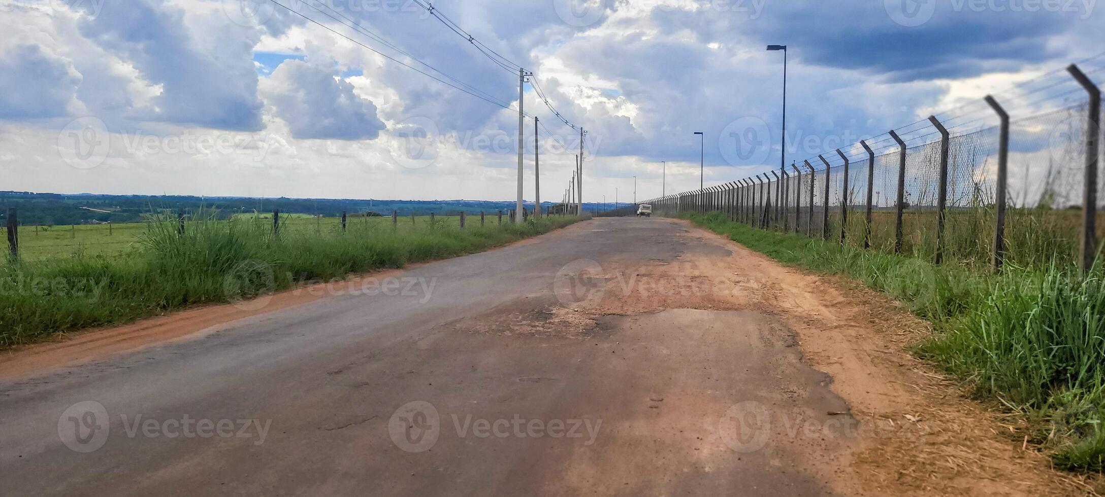 Schlaglöcher Straße im das Mitte von Natur im ein Weide im das Innere foto