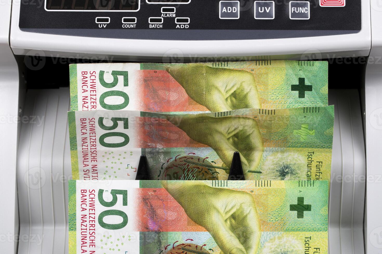schweizerisch Geld im ein Zählen Maschine foto