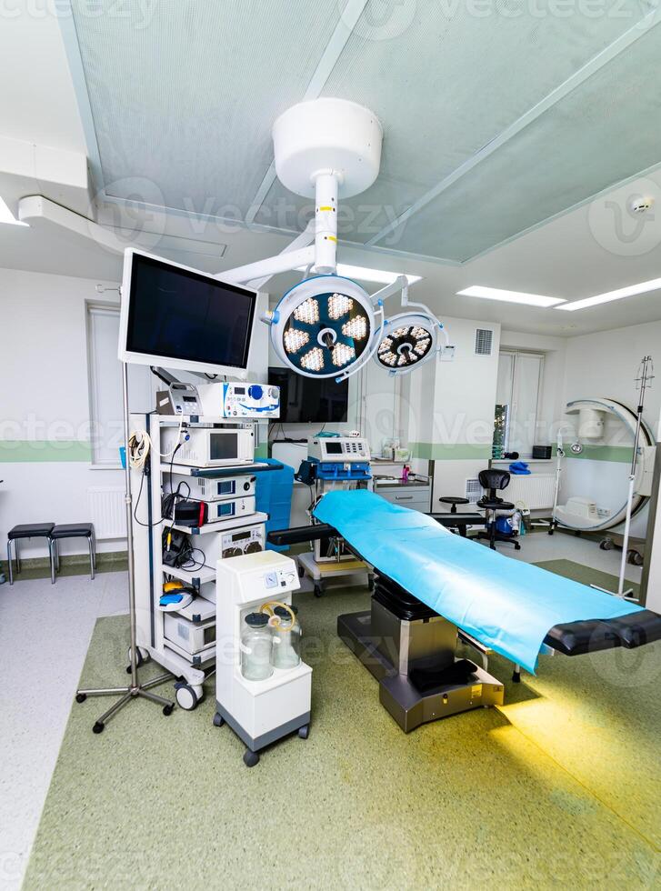 medizinisch Chirurgie modern Betriebs Zimmer. steril leeren Krankenhaus Zimmer. foto