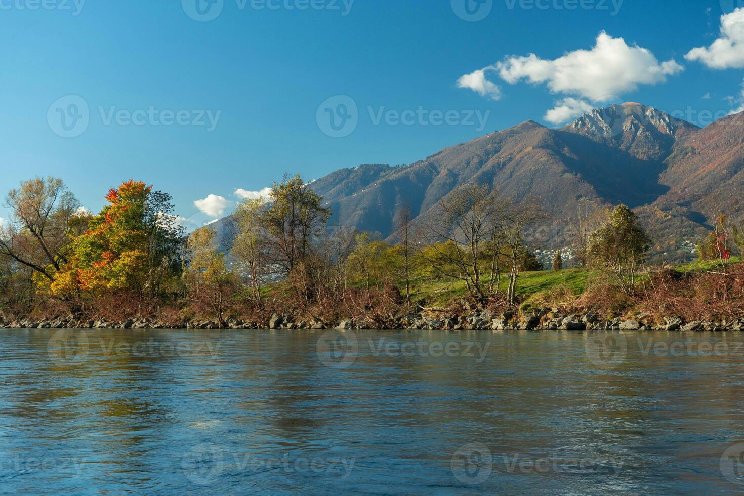 Herbst Landschaft mit See foto