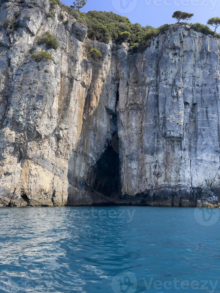 ein Höhle im das Ozean foto