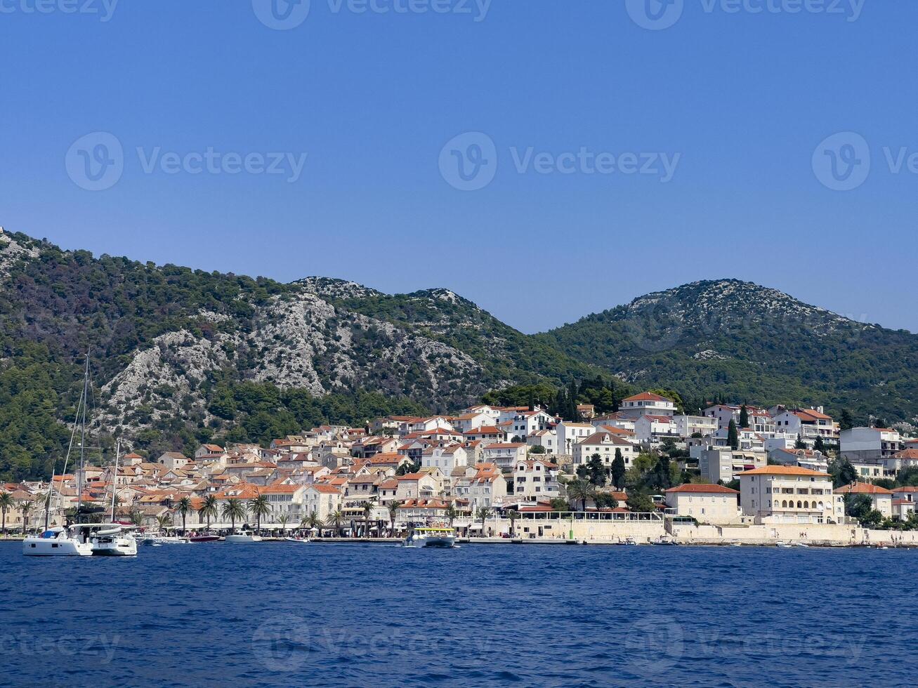 ein Aussicht von das Stadt, Dorf von kotor von das Wasser foto