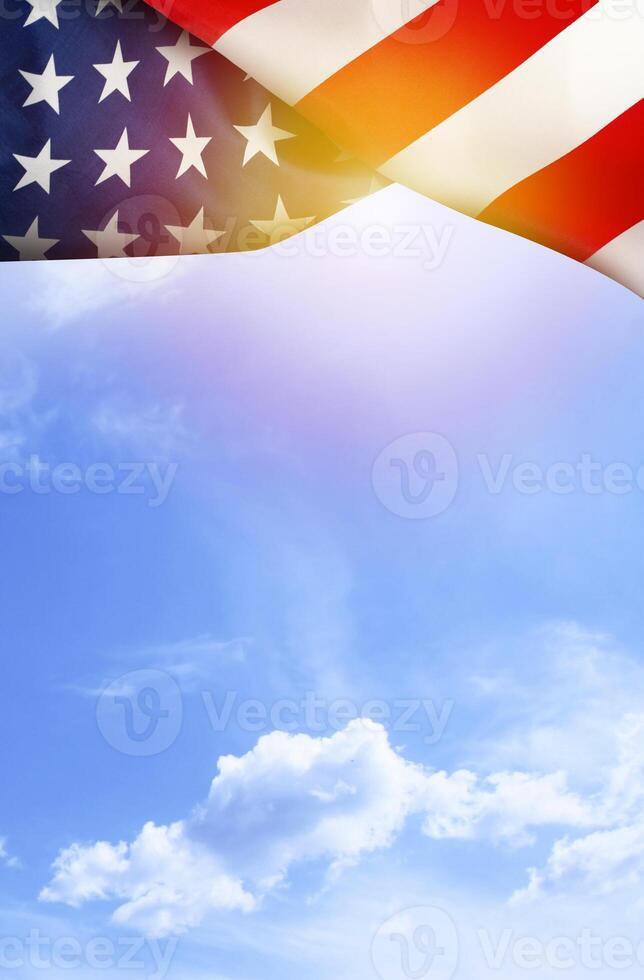 amerikanisch Flagge auf das Hintergrund von das Dämmerung Himmel foto