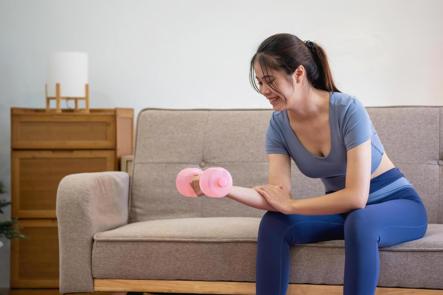 Frauen sind dehnen, beim heim, und Fitness Frauen Übung oder tun Yoga im ihr Schlafzimmer zum Gesundheit und Wellness ein gesund, Ruhe weiblich Person Ausbildung oder Arbeiten auf das Haus Boden. foto