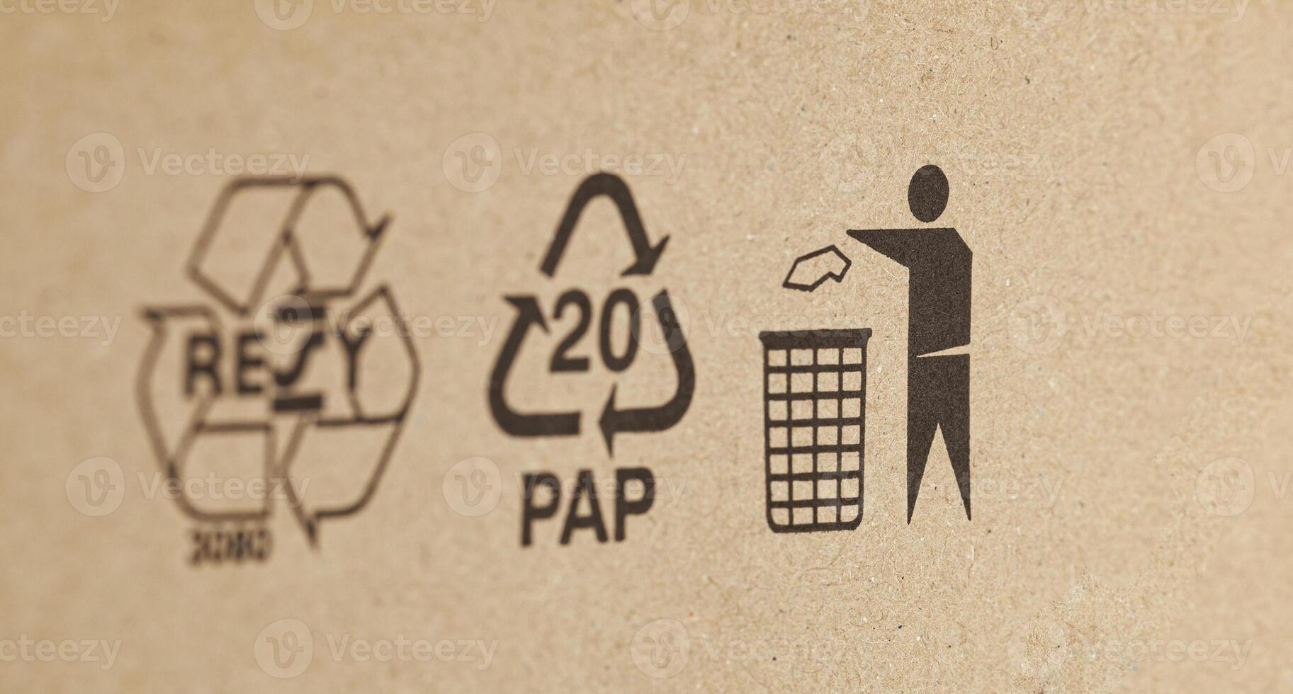 Nahansicht von ein Box gemacht mit recycelt Materialien mit resy und Recycling Symbole foto