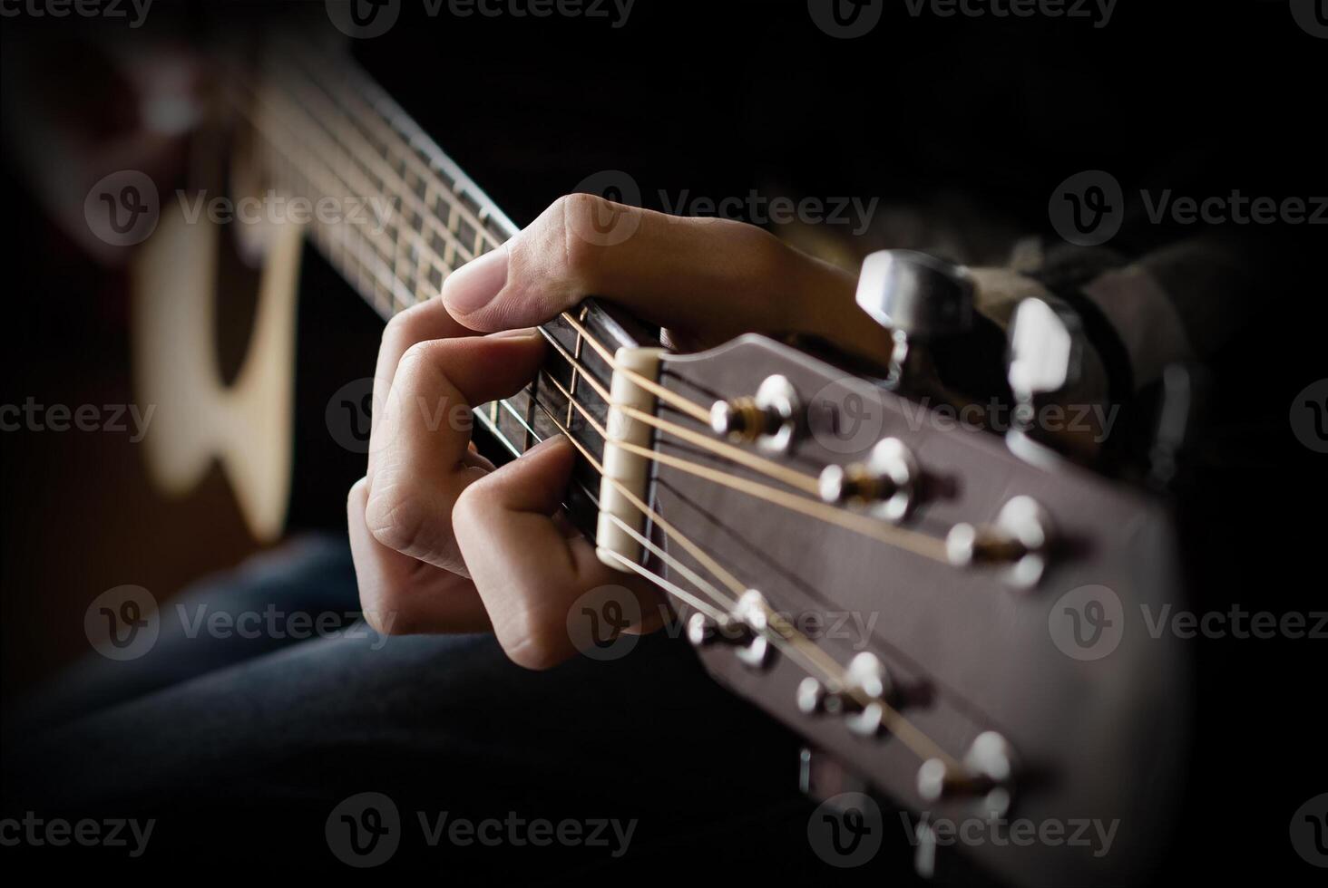 akustisch Gitarre spielen. jung Männer spielen akustisch Gitarre foto