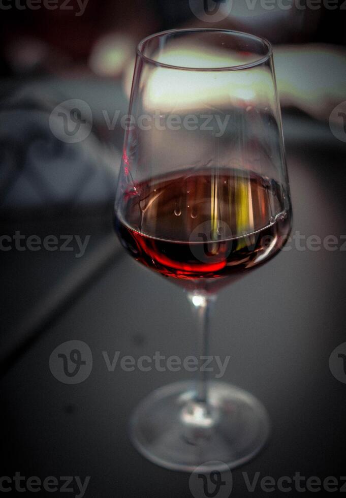 Glas von Wein beim das Tabelle von ein Bar zum ein Aperitif im das Piemontesisch langhe während das Traube Ernte foto