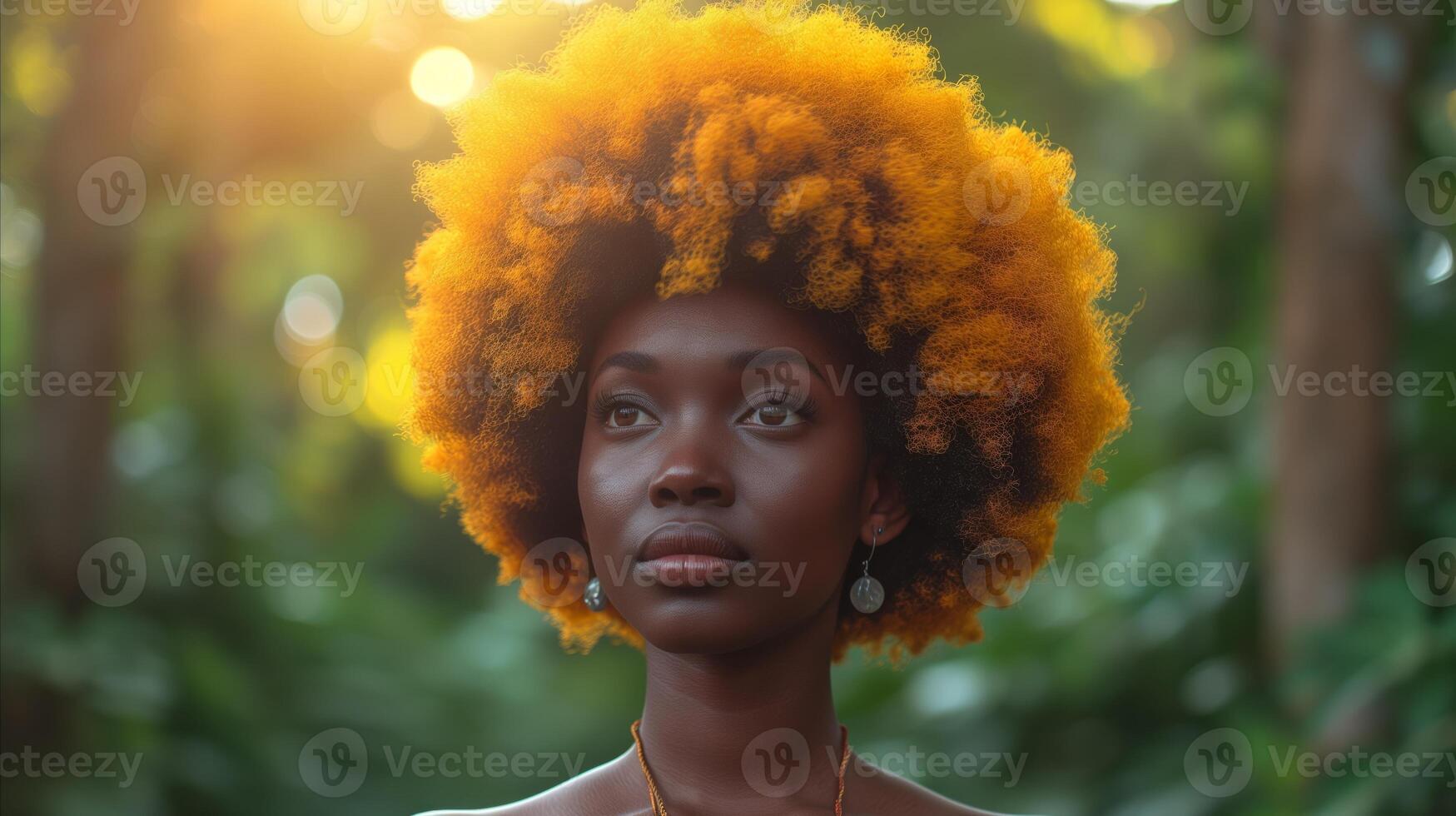 ai generiert heiter afrikanisch amerikanisch Frau mit natürlich afro Frisur draußen foto