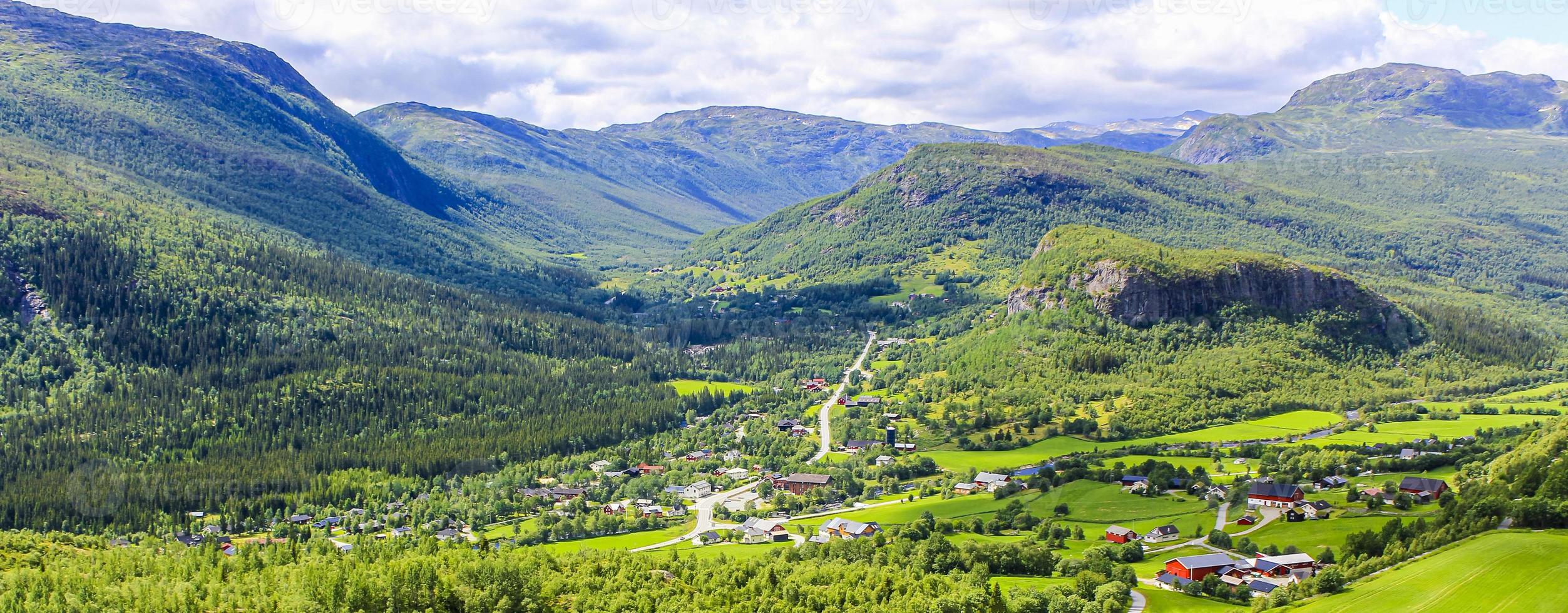 panorama norwegen, hemsedal berge, rote bauernhäuser, grüne wiesen, viken. foto