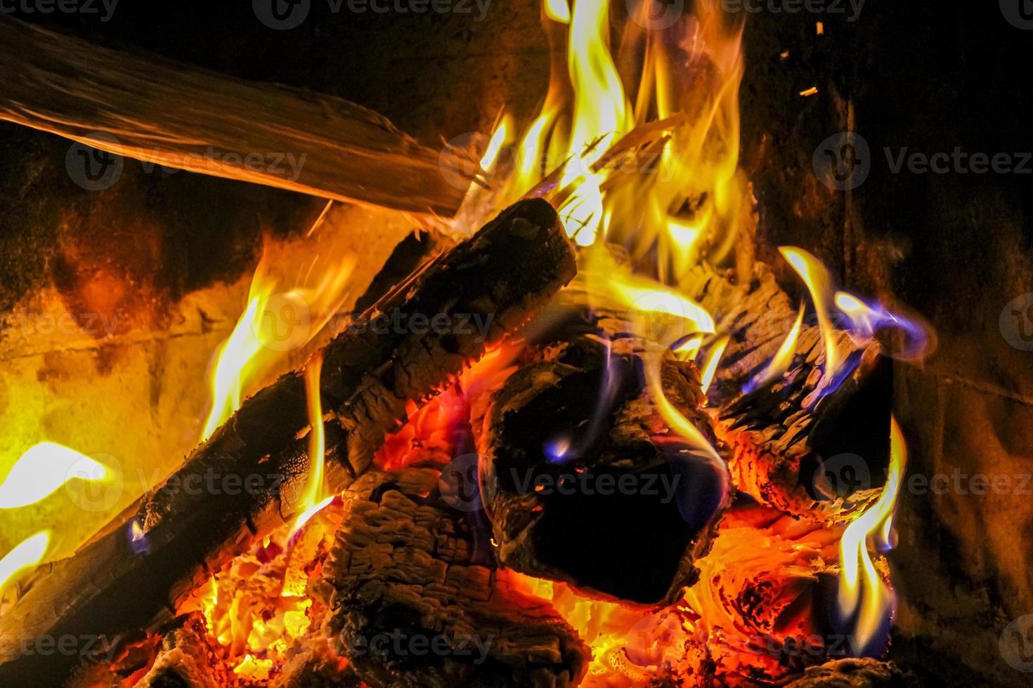 romantisches helles offenes feuer auf holz in der hütte in norwegen. foto