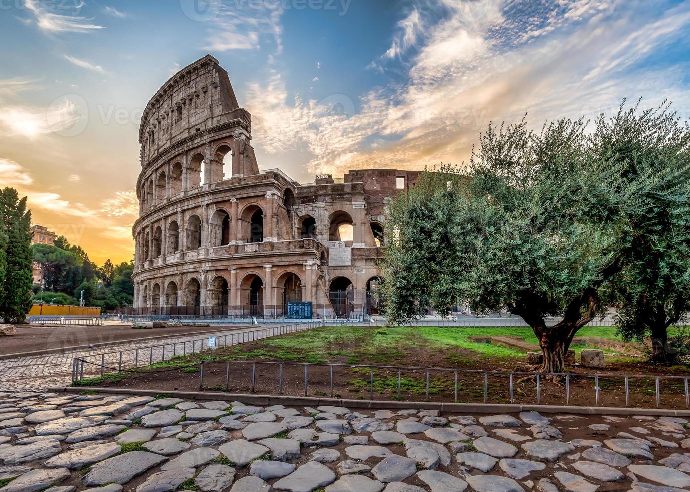 Kolosseum in Rom, Italien. die berühmteste italienische Sehenswürdigkeit am blauen Himmel foto