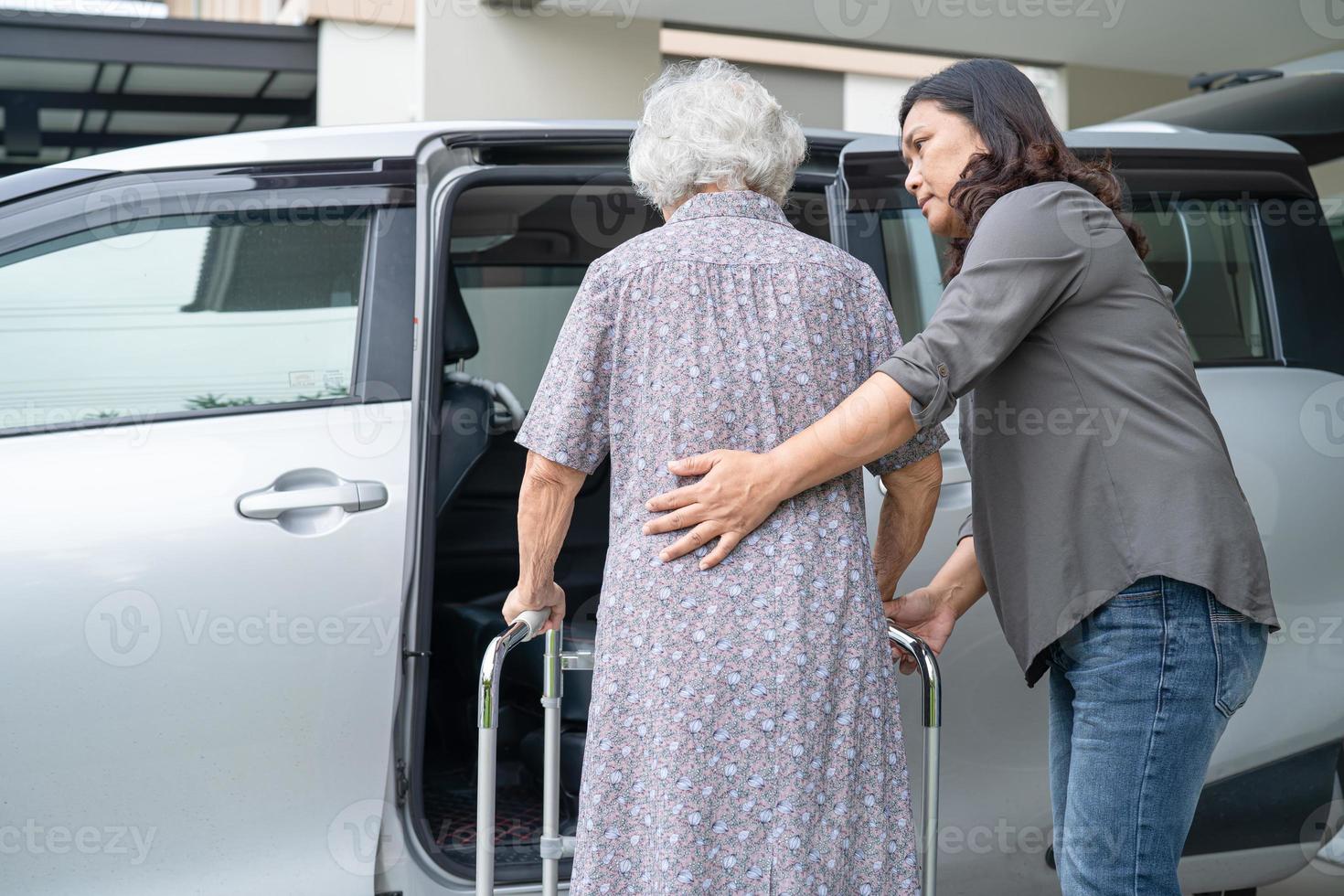 Helfen und unterstützen Sie asiatische Senioren oder ältere Frauen, die Patienten mit Gehhilfe gehen, bereiten Sie sich darauf vor, zu ihrem Auto zu gelangen, gesundes, starkes medizinisches Konzept. foto