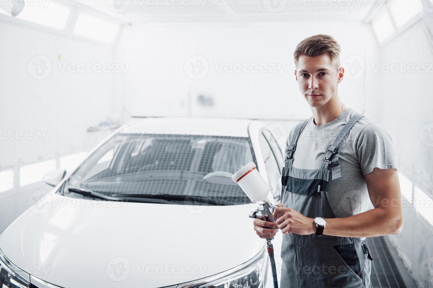 Lacksprühmeister für die Autolackierung in der Automobilindustrie. foto