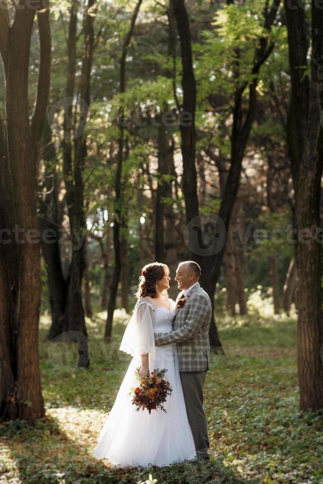 Spaziergang des Brautpaares durch den Herbstwald foto