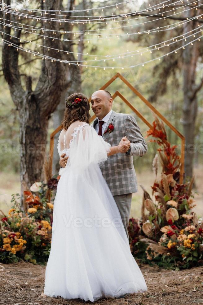 Mann und Frau haben sich im Herbstwald verlobt foto