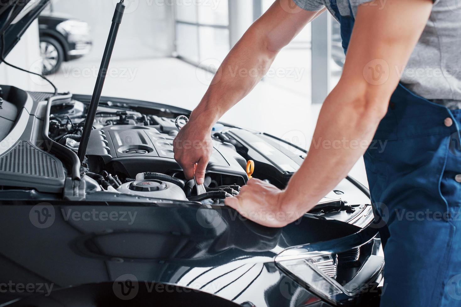 Automechaniker, der in der Garage arbeitet. Reparaturdienst. foto