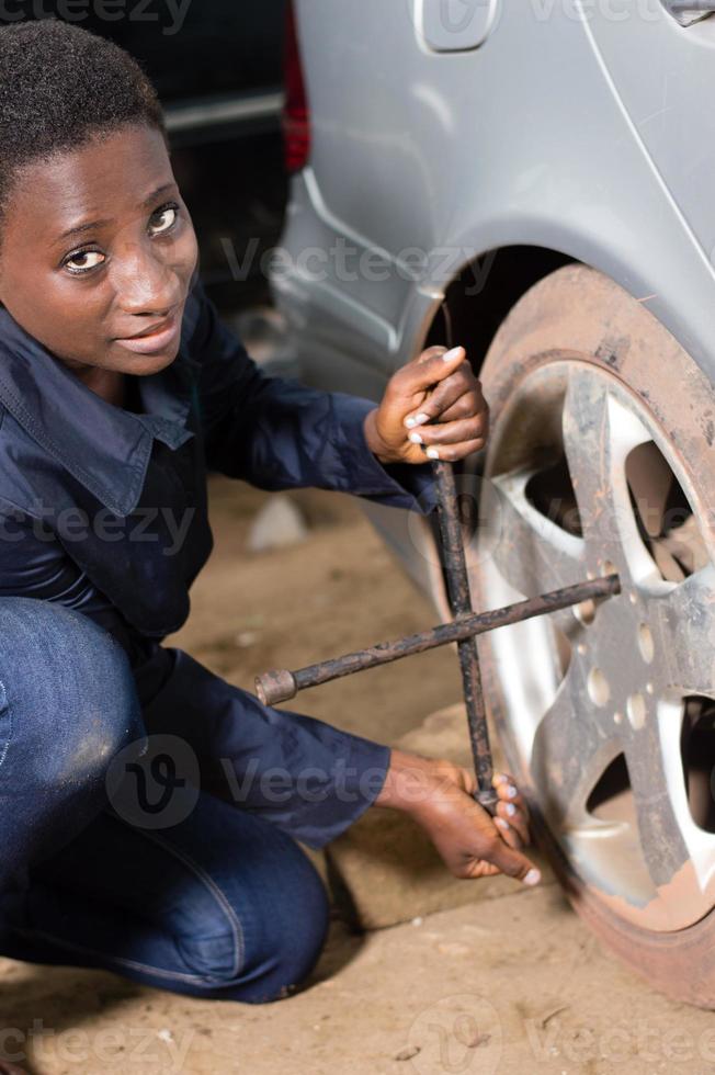 Automechaniker entfernt den Reifen von einem Auto. foto