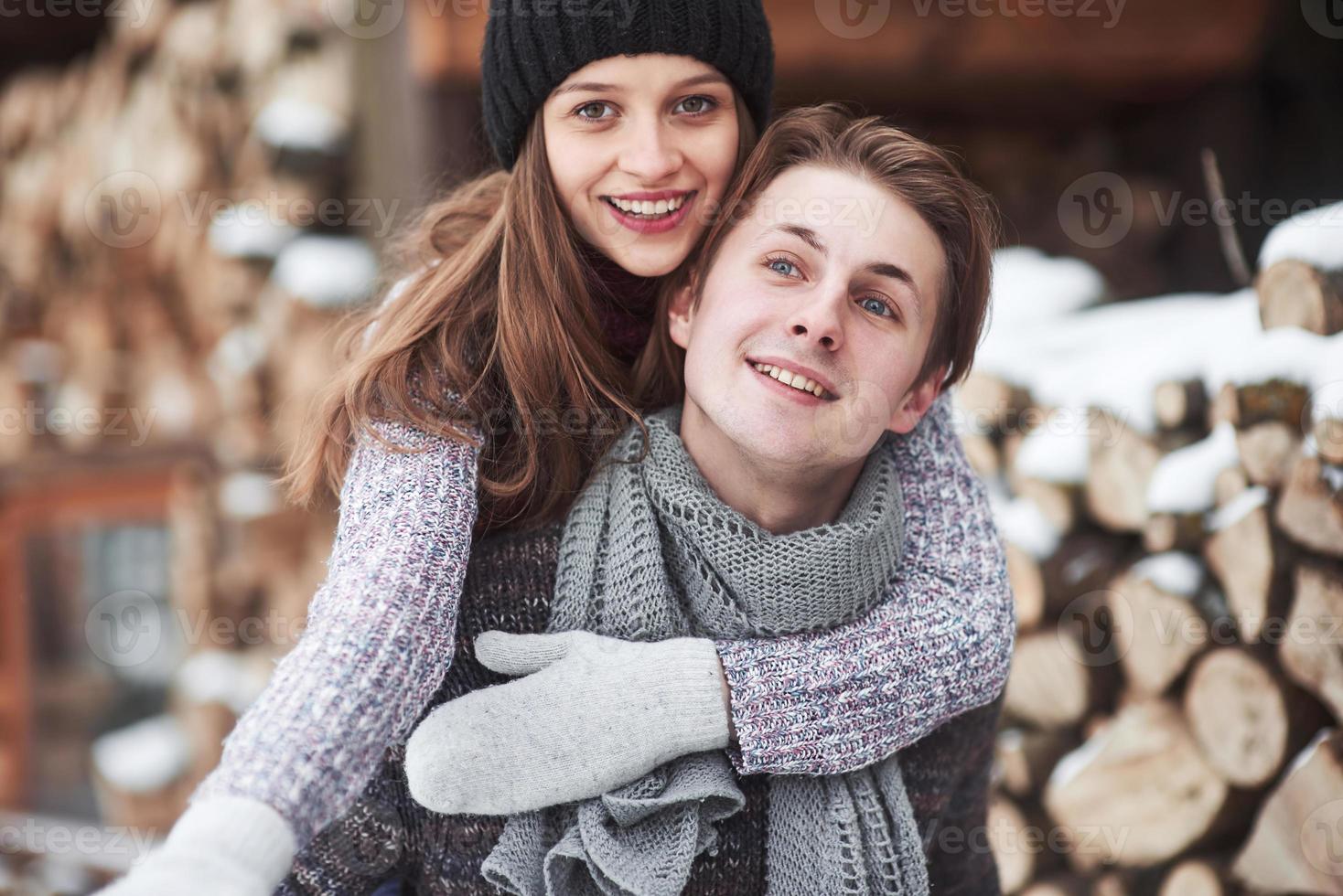 glückliches junges Paar im Winterpark, der Spaß hat. Familie im Freien. foto