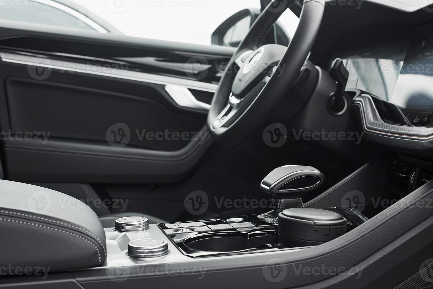 https://static.vecteezy.com/ti/fotos-kostenlos/p1/3839794-interieur-eines-renommierten-modernen-schwarzen-auto-leder-bequeme-sitze-und-zubehor-und-lenkrad-foto.jpg