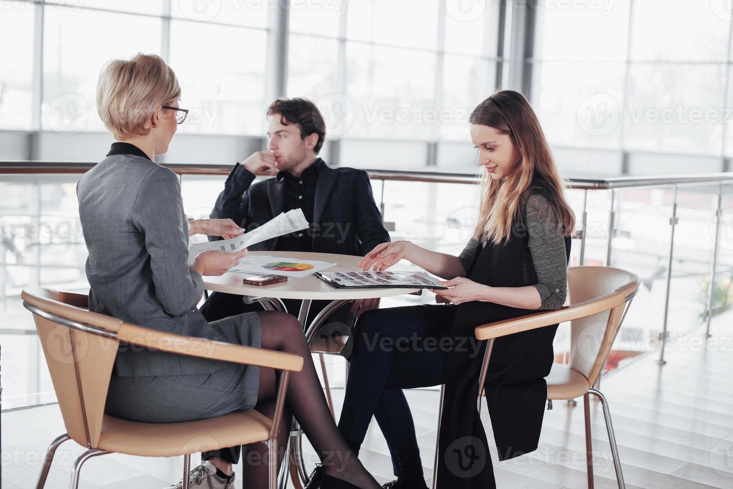 Start-up Unternehmen. Gruppe junger Architekten im Büro. Teamarbeit foto