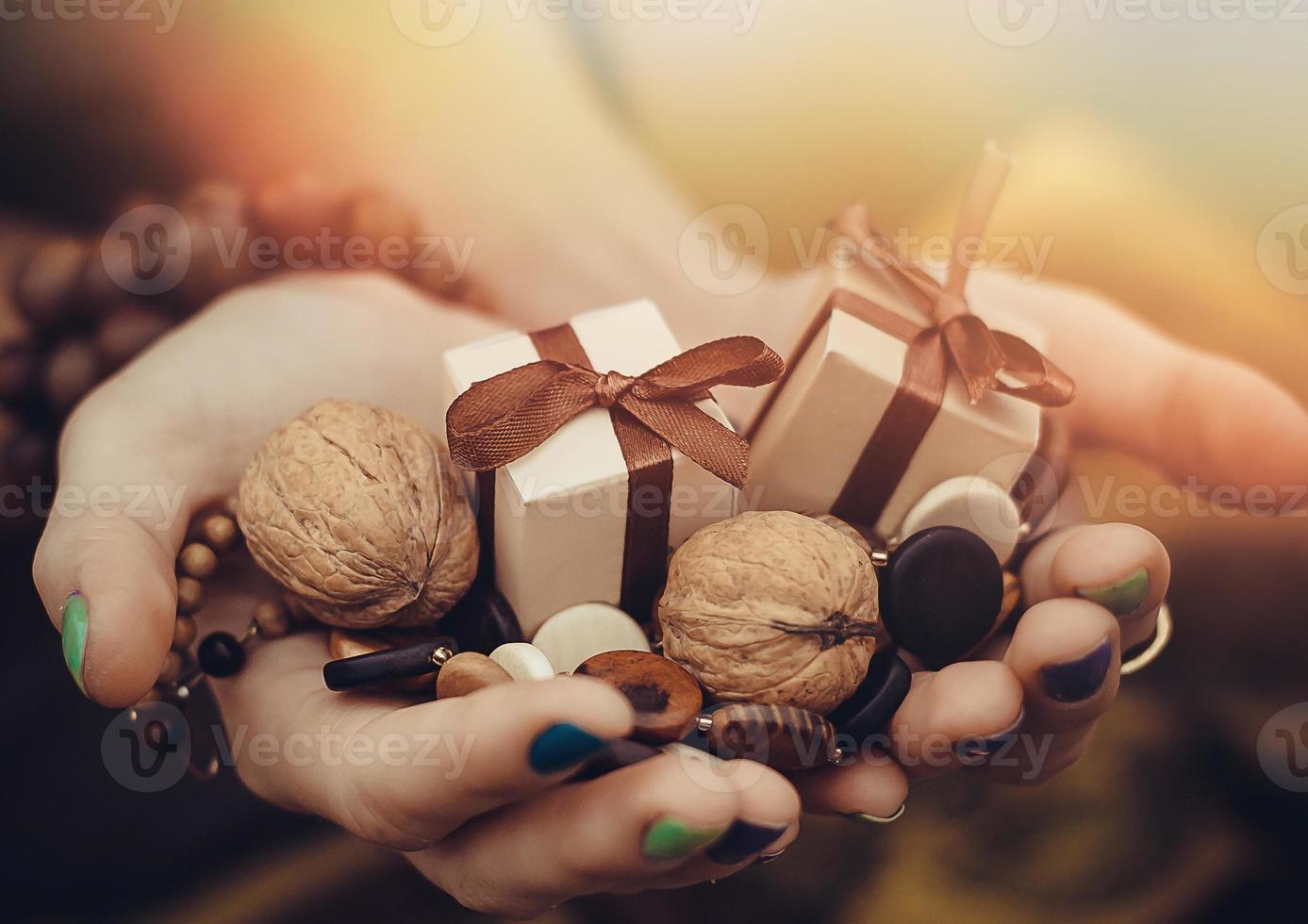 Frau hält Geschenke, Nüsse und Süßigkeiten in ihren Händen. Weihnachtssüßigkeiten. Danksagung und Halloween-Konzept. foto