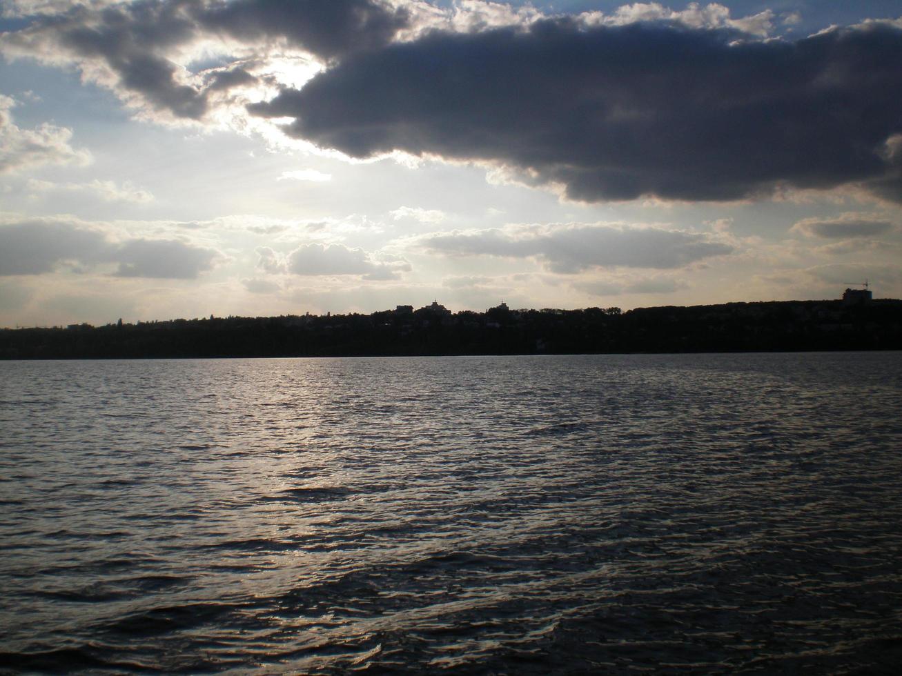 natürliche Landschaft. Fluss im Wald foto