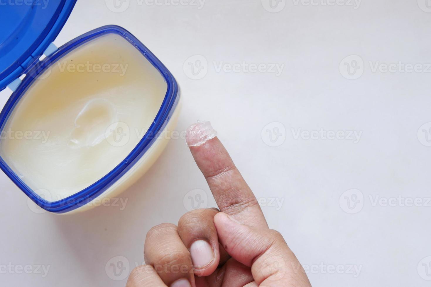 Nahaufnahme der Hand des Mannes mit Vaseline foto