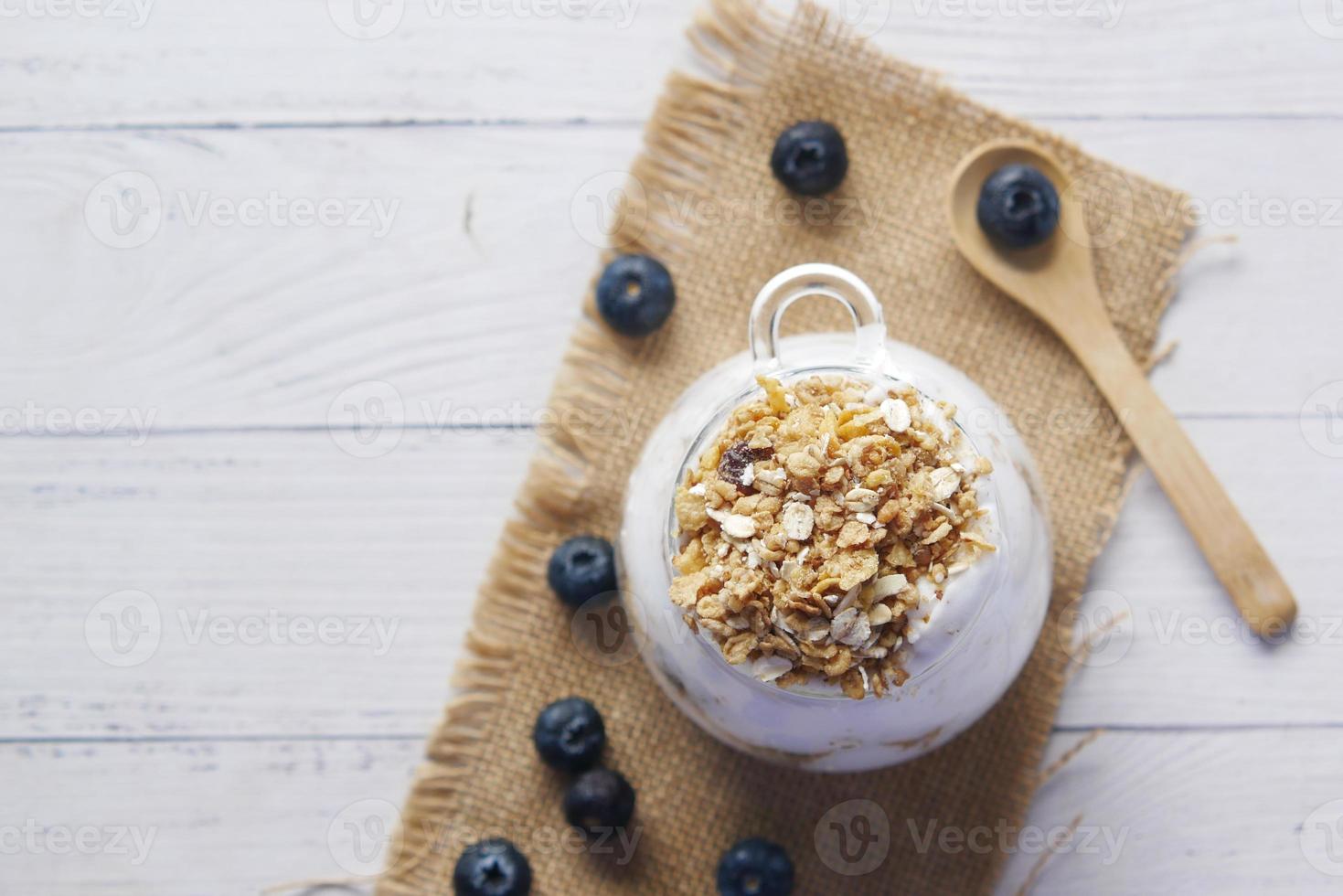 hausgemachtes Müsli in einer Schüssel auf Schwarz, foto