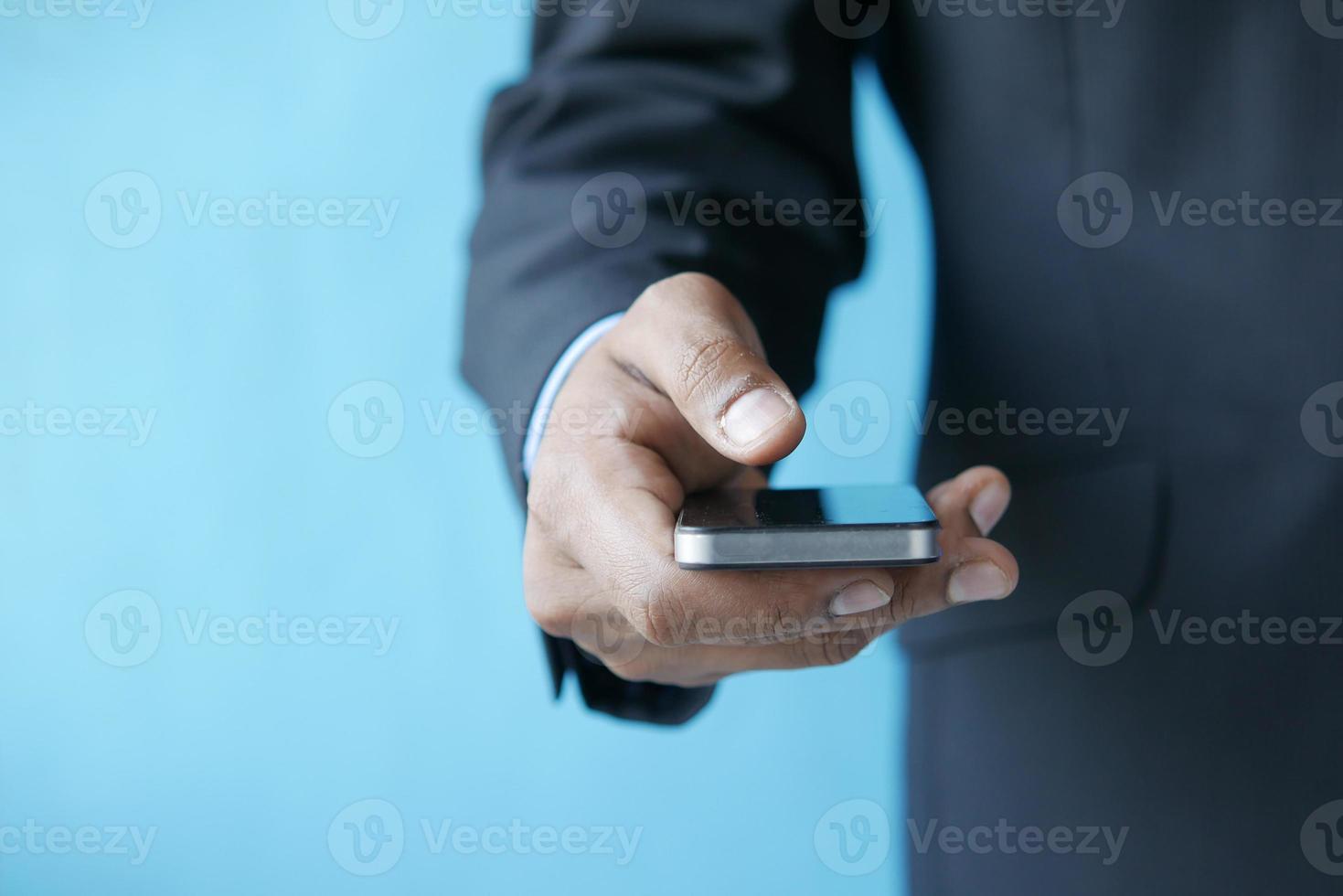 Nahaufnahme der Hand des jungen Mannes mit Smartphone. foto