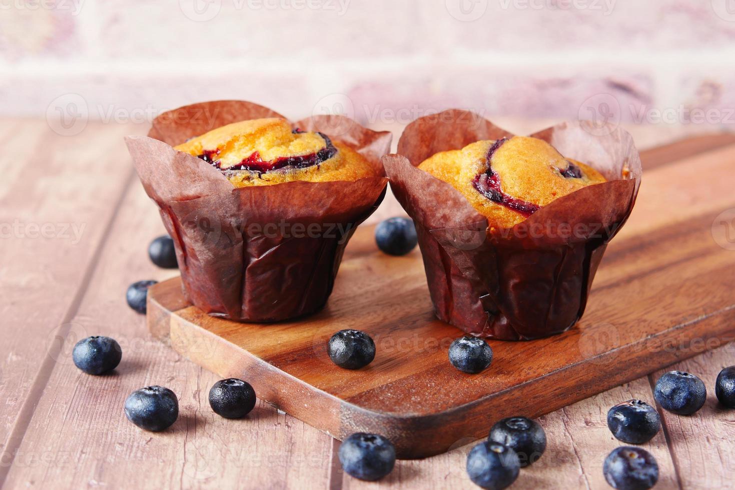 Blaubeermuffins auf dem Tisch mit Textfreiraum foto