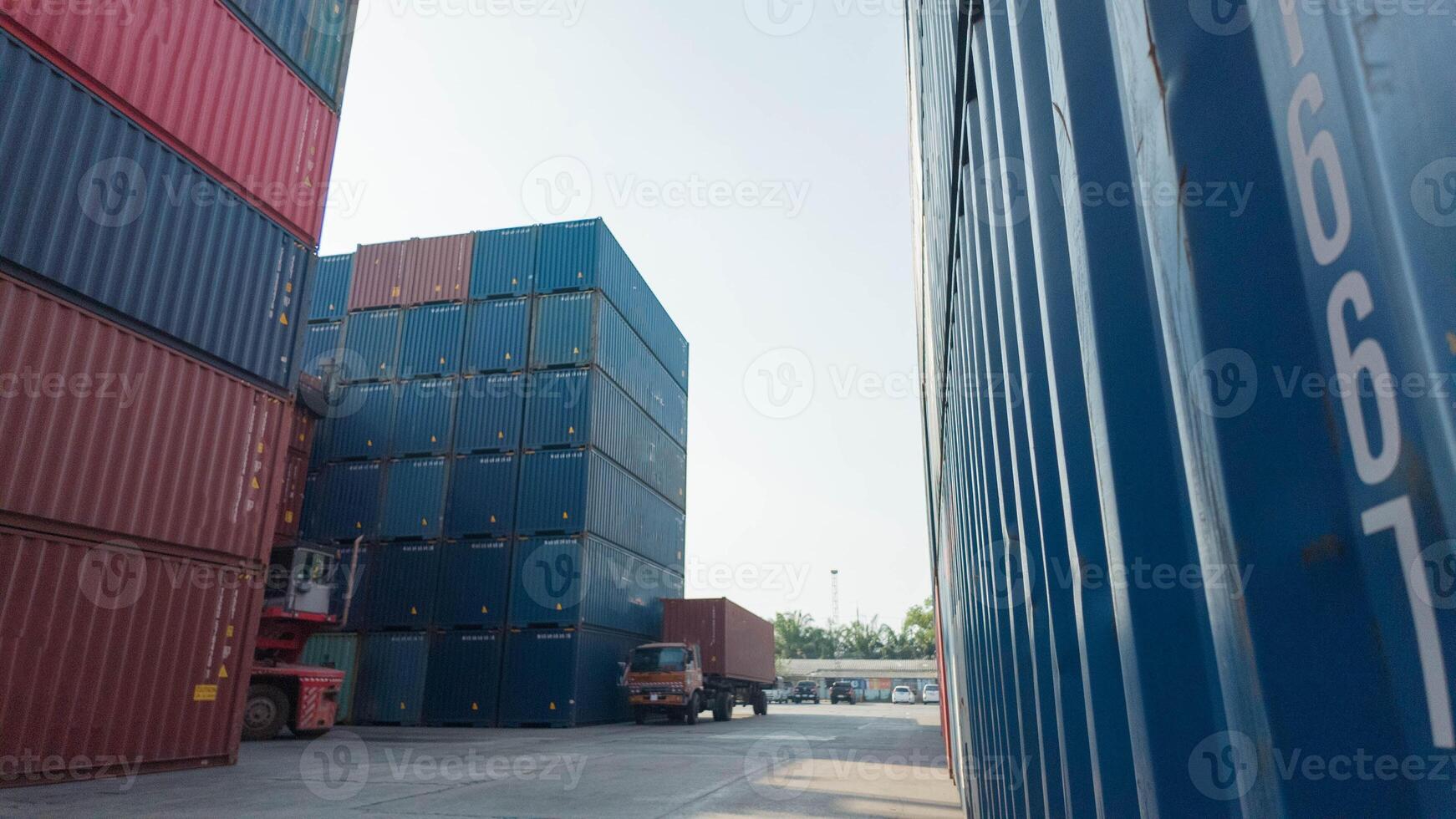 Versand Container importieren Export Ladung logistisch Fracht Hafen Industrie Transport Lieferung Handel LKW Handel Wird geladen International Meer Technologie Sendung Warenhaus International gut kommerziell Dock foto