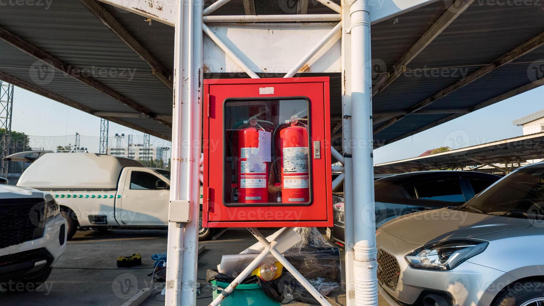 Sicherheit Schutz Feuerlöscher Achtung Ausrüstung rot Feuer Flamme Sicherheit Notfall Feuerwehrmann Feuerlöscher Zeichen Symbol Alarm Rettung Schaum brennbar Hilfe chemisch sprühen Industrie Verhütung Warnung brennen foto