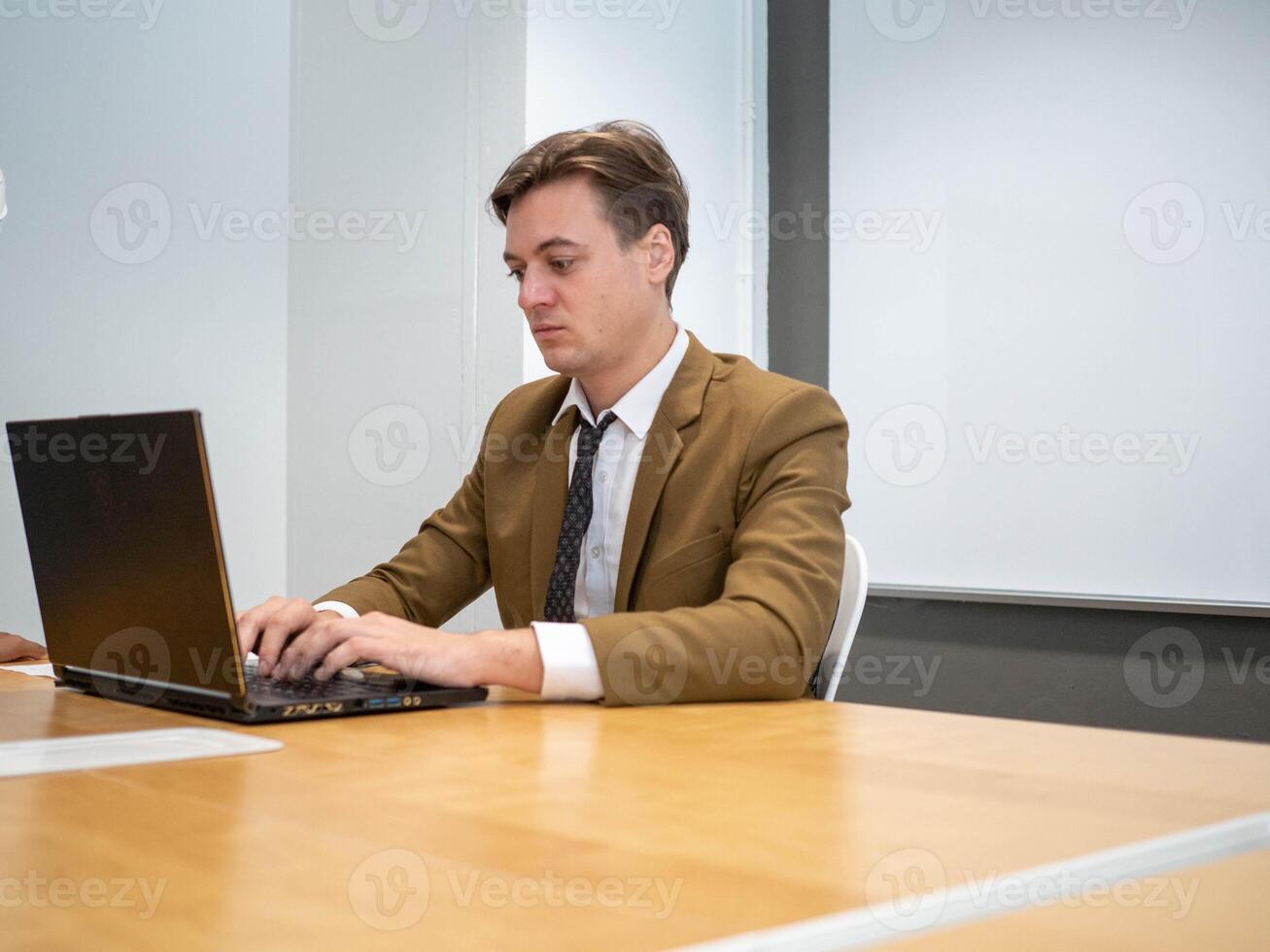 Geschäftsmann männlich Person Menschen Mensch sitzen Arbeit Job Notizbuch Computer Technologie Digital Lehrer Schüler Kopieren Raum Tabelle Schreibtisch Innen- Zimmer Schreibtisch Laptop Gentleman Tastatur Arbeit Studie Technik Bildung Clever foto