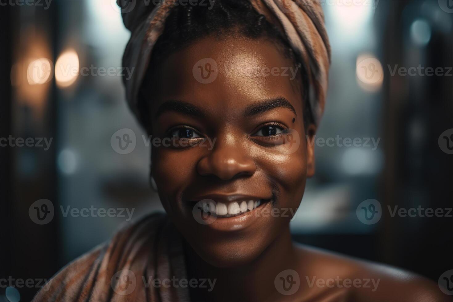 ai generiert glücklich schwarz Frau mit Handtuch auf Kopf im Badezimmer. Porträt lächelnd nass afrikanisch amerikanisch Frau nach Dusche suchen beim Kamera, Hygiene selbst Pflege. generativ ai foto