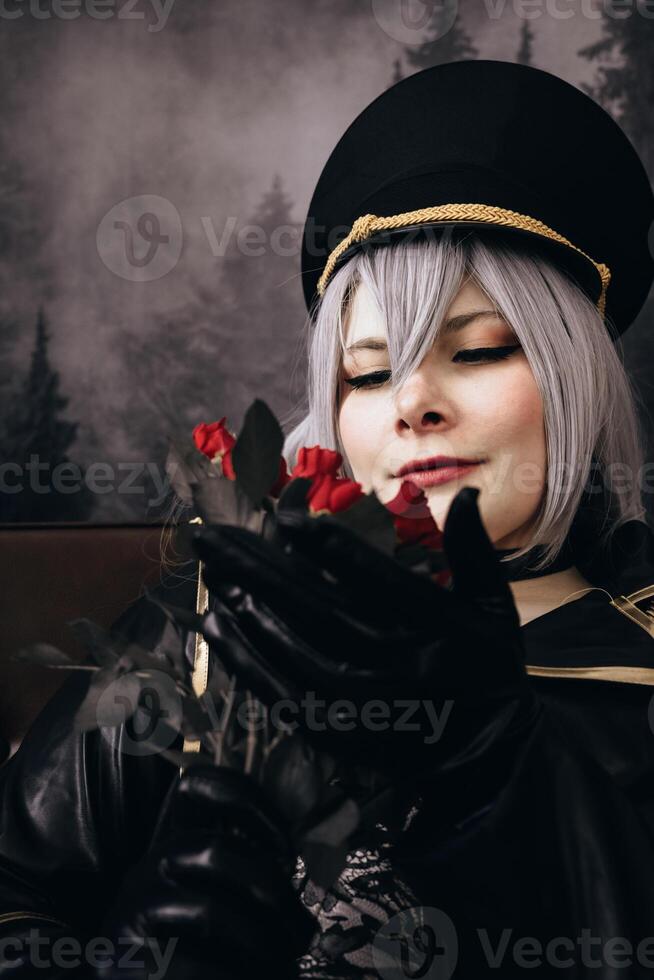 Dominant Frau im schwarz Uniform mit ein Rose im ihr Hand foto