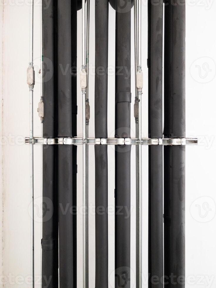 das Komplex Reihe von das Metall Rohr mit das schwarz Gummi Fall von das Luft Konditionierung System. foto
