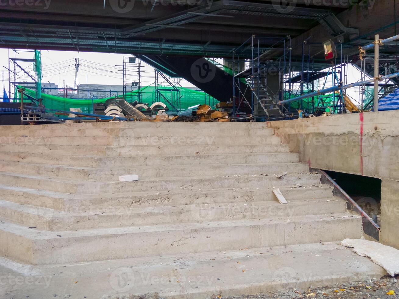 das unvollendet Beton Treppe. foto