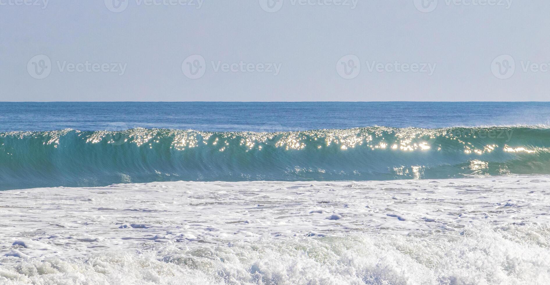 extrem riesige große surferwellen am strand puerto escondido mexiko. foto