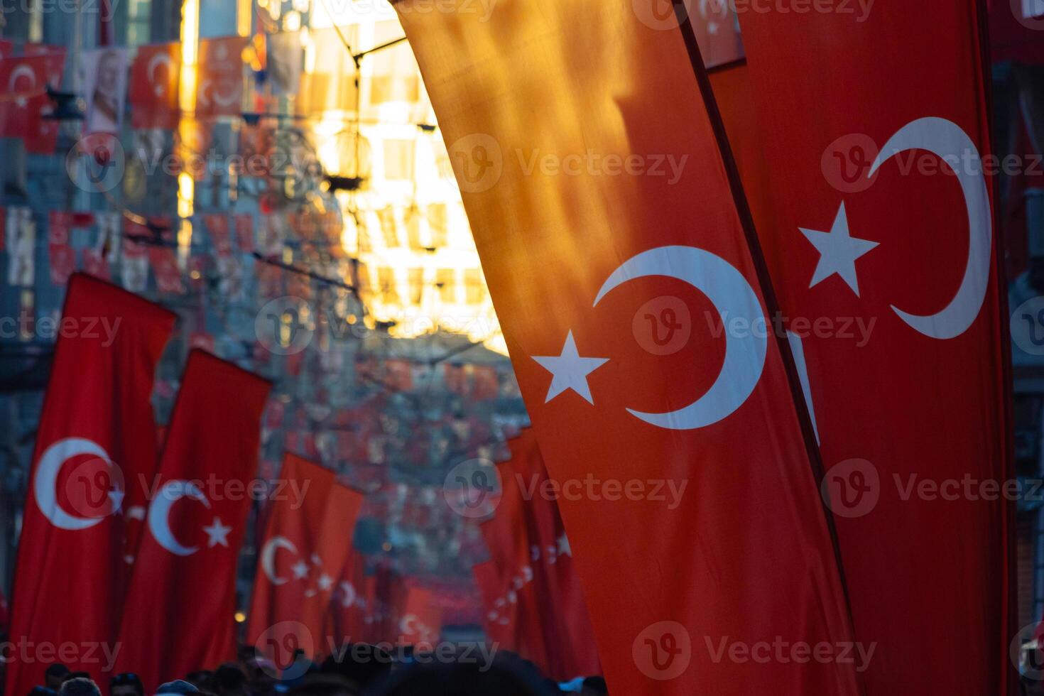 Türkisch Flaggen im istiklal Allee. National Ferien von turkiye Konzept Foto