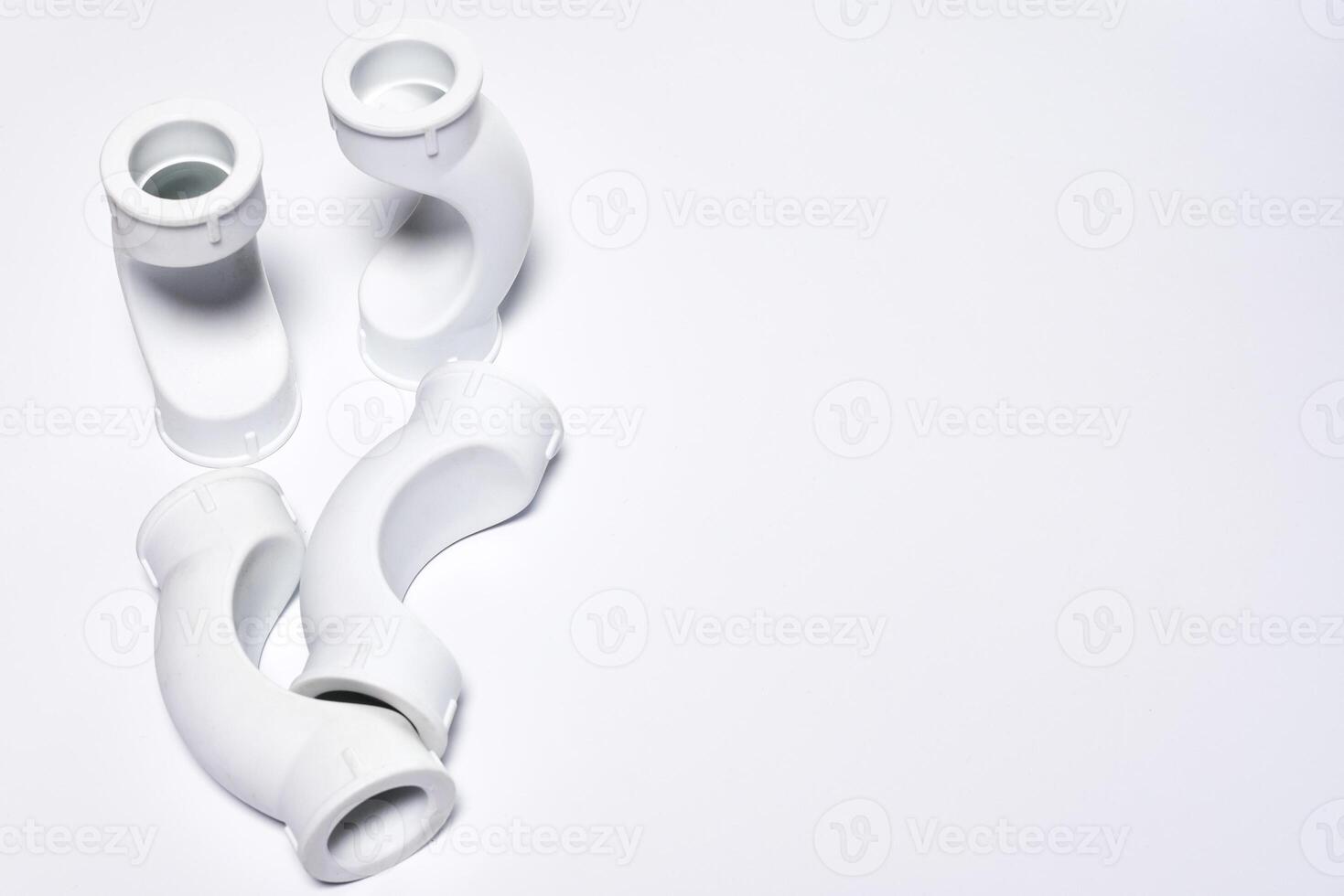 Plastik Rohr Stücke auf ein Weiß Oberfläche foto
