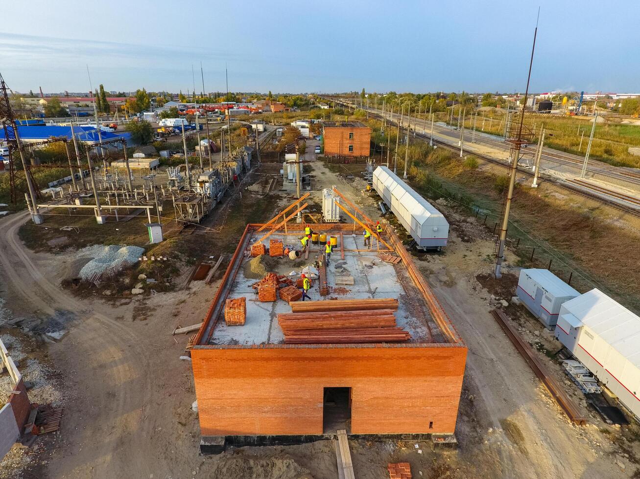 Russland, krasnodar 2021. Konstruktion von ein Backstein Gebäude. Installation von das Dach. Konstruktion funktioniert. foto