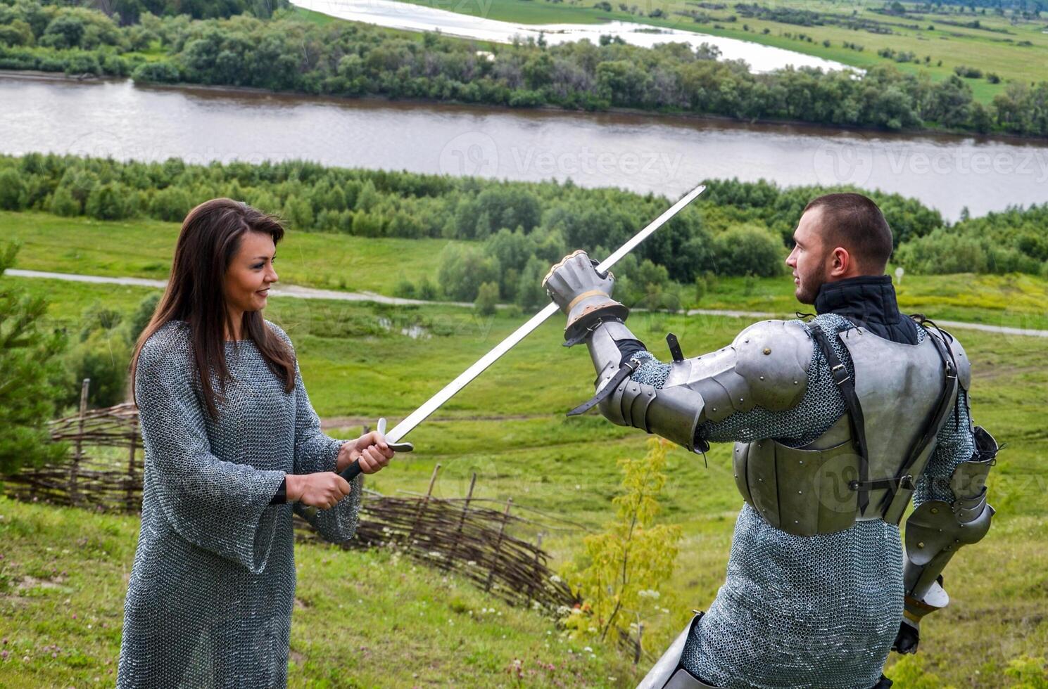 ein Dame im Kette Mail und ein Ritter im Rüstung foto