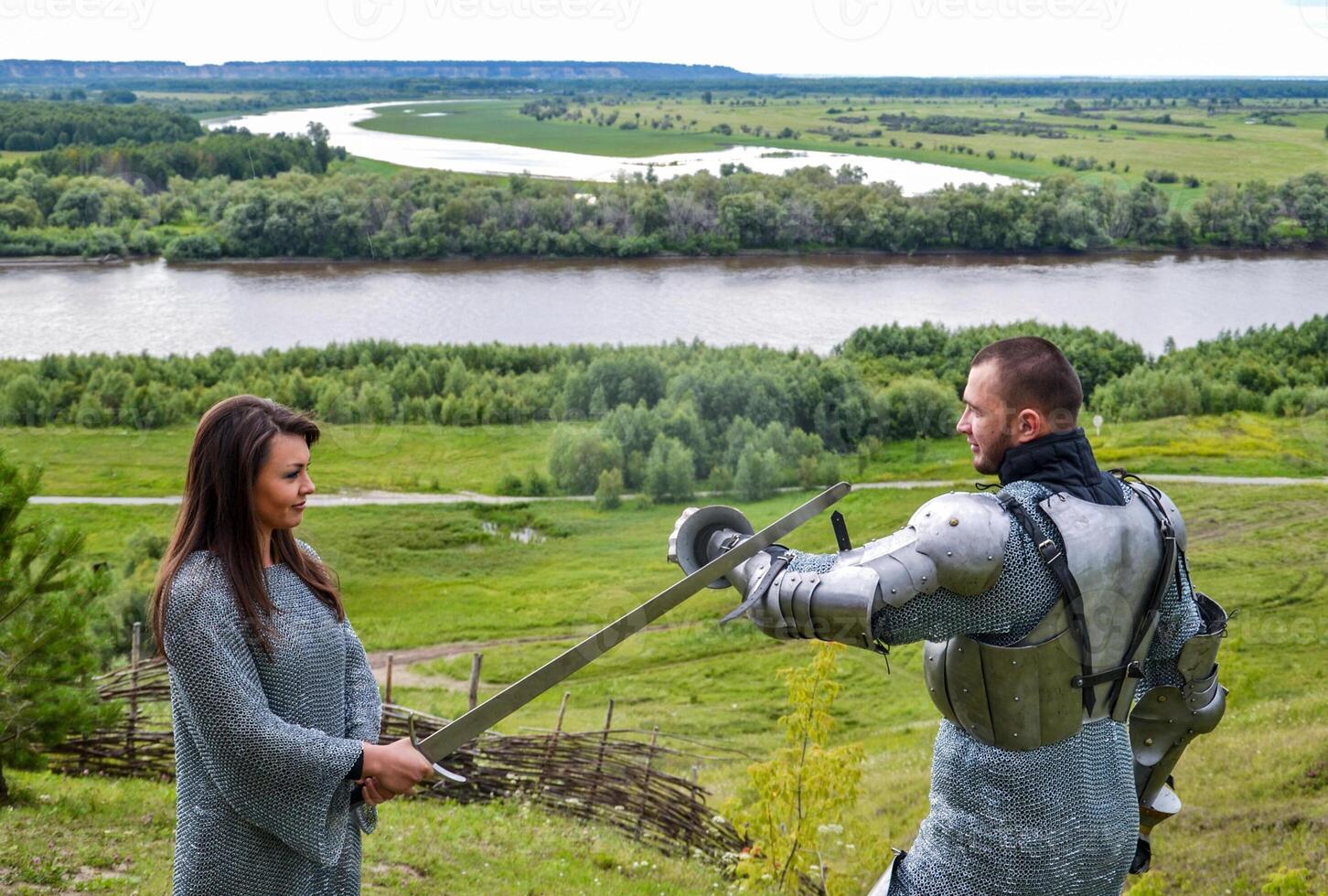 ein Dame im Kette Mail und ein Ritter im Rüstung foto