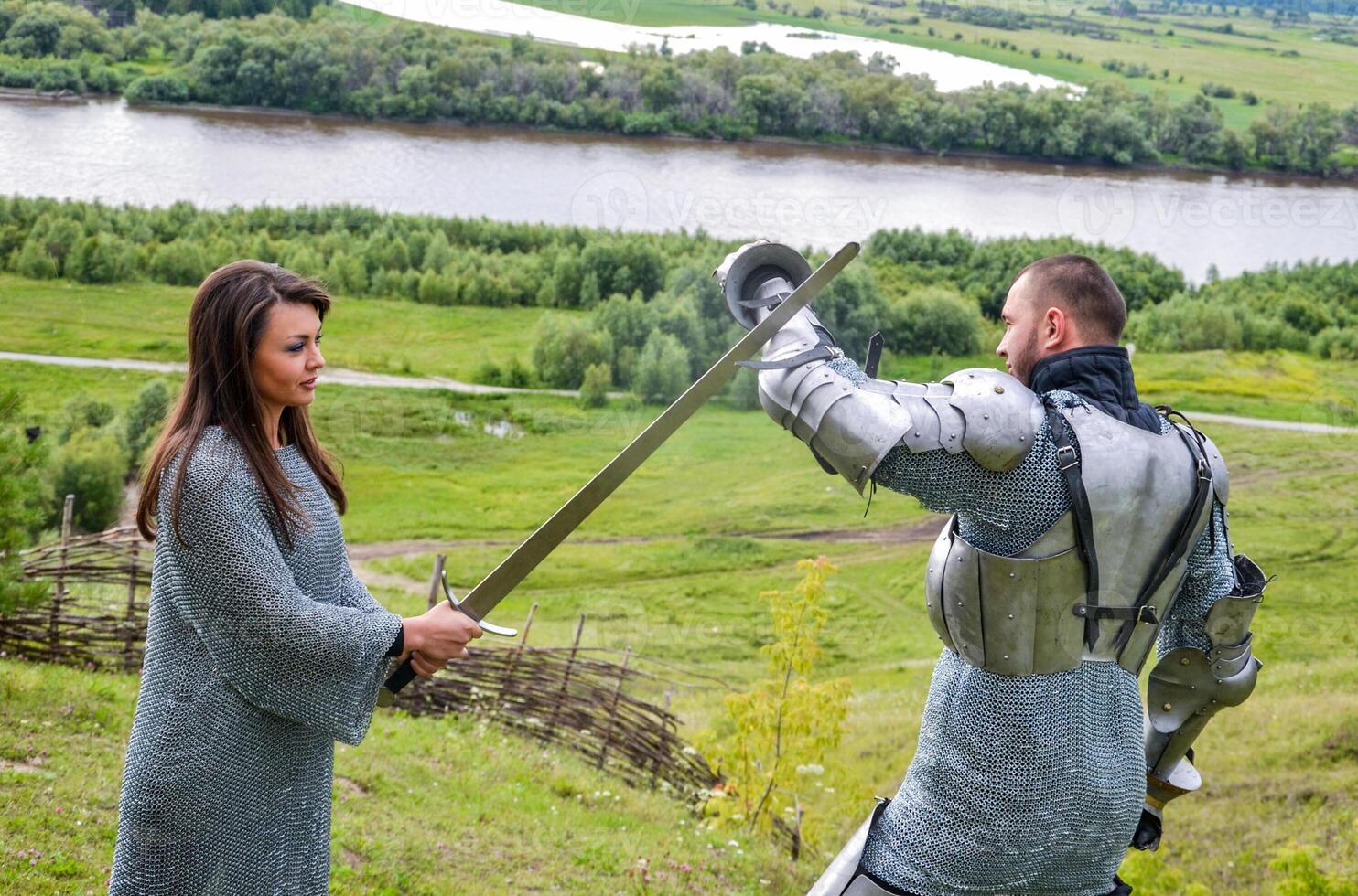 ein Dame im Kette Mail und ein Ritter im Rüstung foto