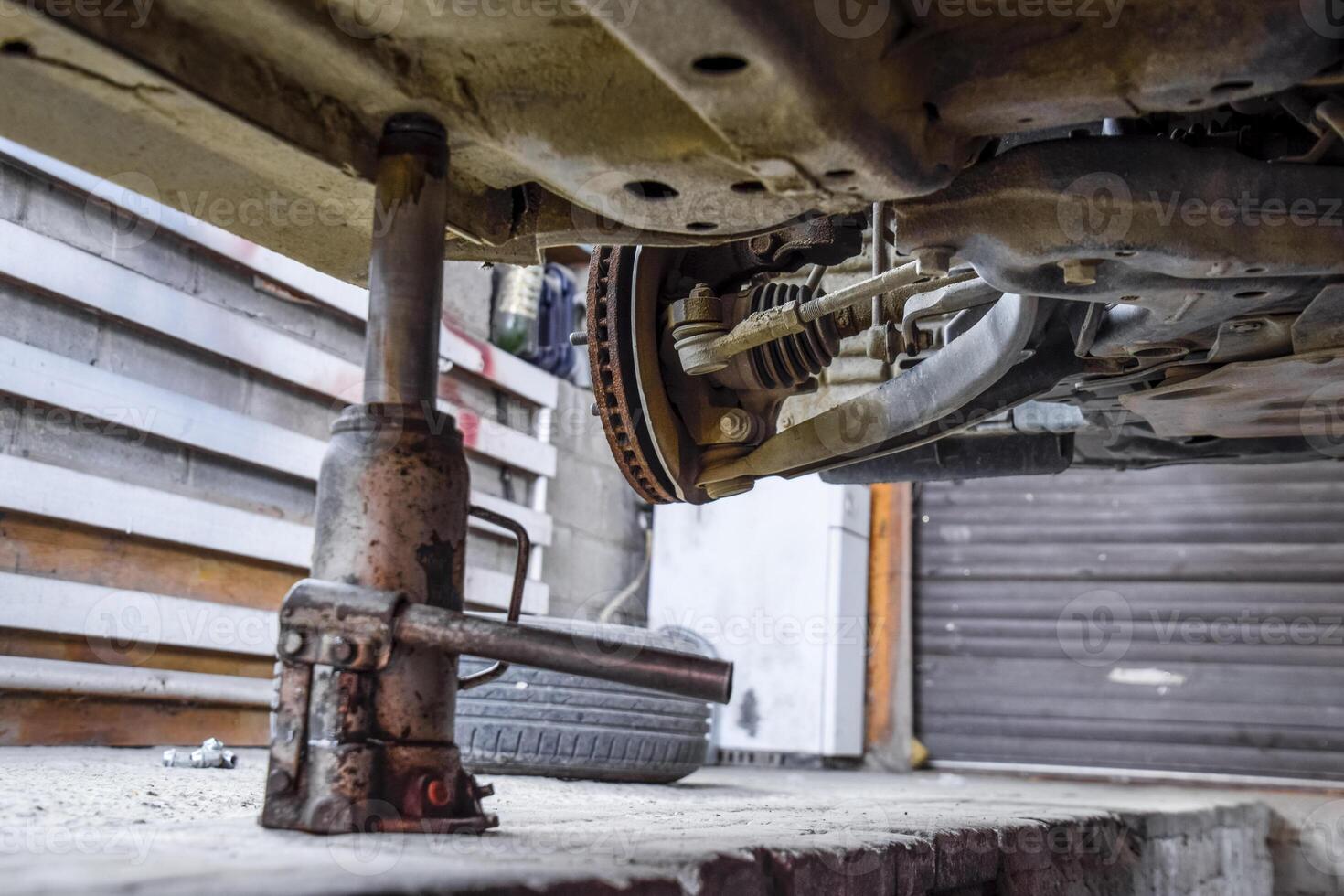 geschmiedet Auto zum ein hundert. Auto Reparatur. Auto Aussicht von unten foto