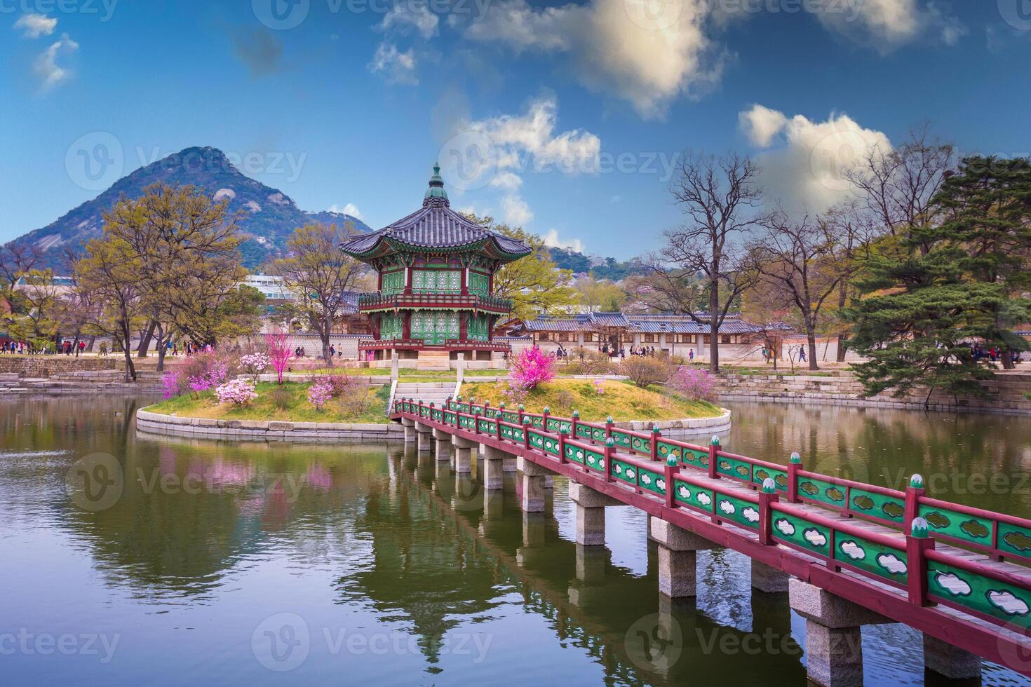 gyeongbokgung Palast mit Kirsche blühen Baum im Frühling Zeit im Seoul Stadt von Korea, Süd Korea. foto