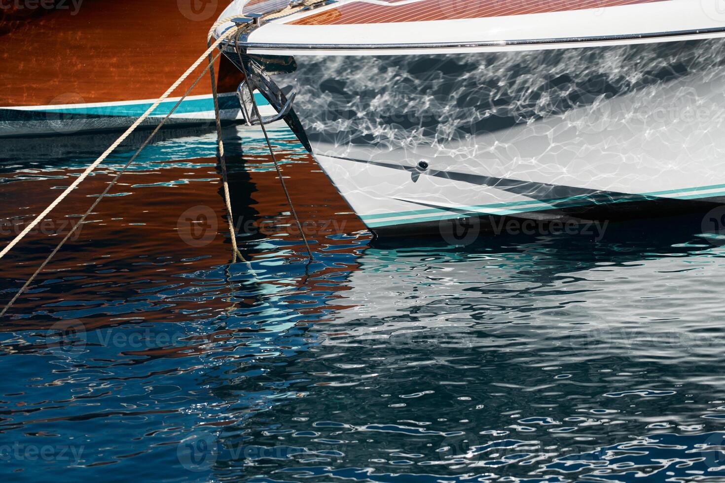 Sonne Blendung auf glänzend Tafel Boote, azurblau Wasser, Ruhe im Hafen Herkules, Bögen von festgemacht Boote beim sonnig Tag, Megayachten, Monaco, Monte Carlo foto