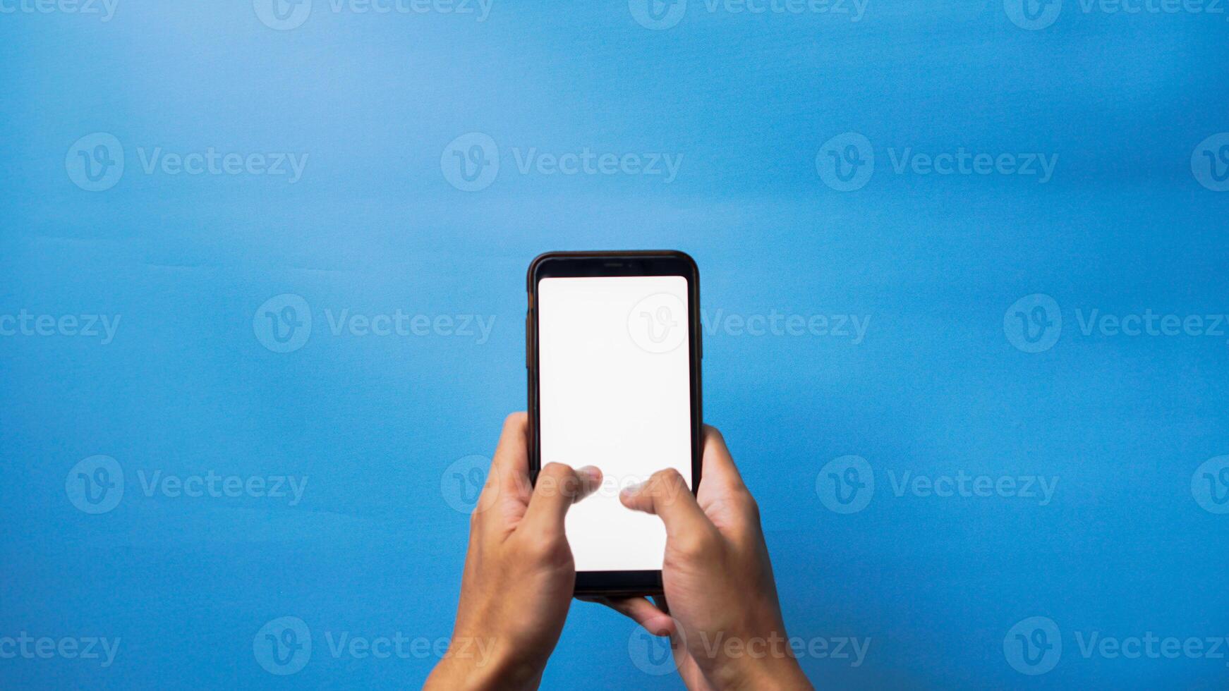 zwei Hände halten Smartphone mit leer Bildschirm Attrappe, Lehrmodell, Simulation rahmen, isoliert auf Blau Hintergrund foto