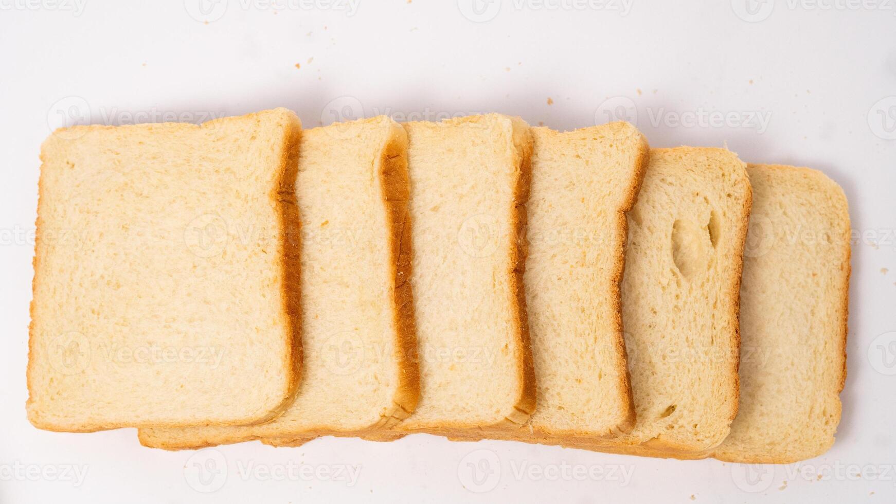 geschnitten Brot isoliert auf Weiß Hintergrund mit Ausschnitt Weg. foto